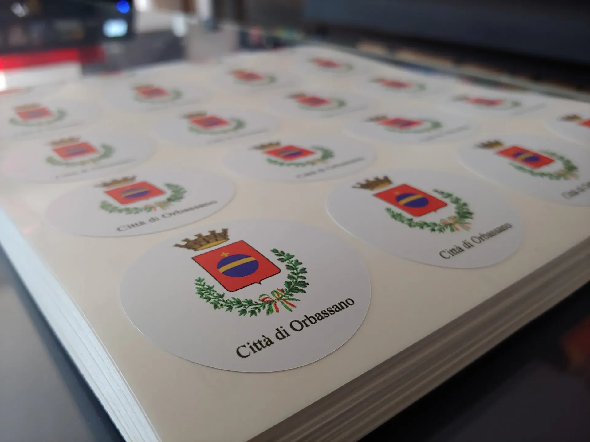 Etichette adesive rotonde personalizzate, stampate e sagomate