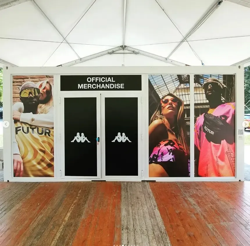 Area merchandise del Kappa FuturFestival rivestita con grafiche coordinate