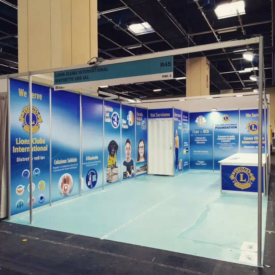 Grafica coordinata applicata a uno stand fieristico