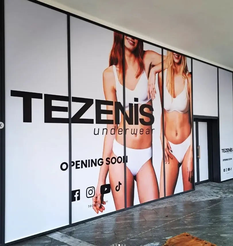 Vetrine di un punto vendita Tezenis coperte con grafica coordinata per la nuova apertura