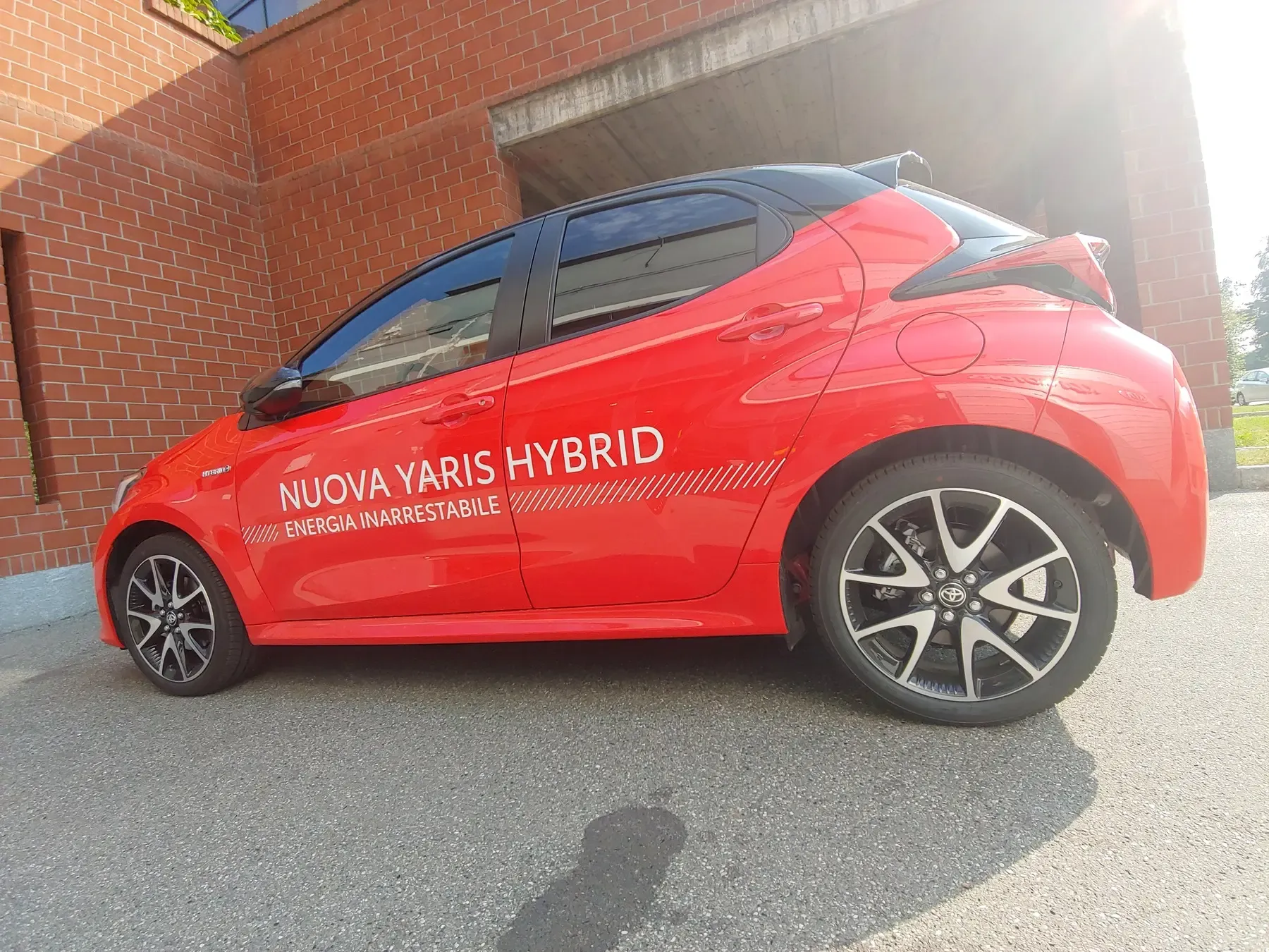 Decorazione pubblicitaria laterale applicata su una Toyota Yaris Hybrid