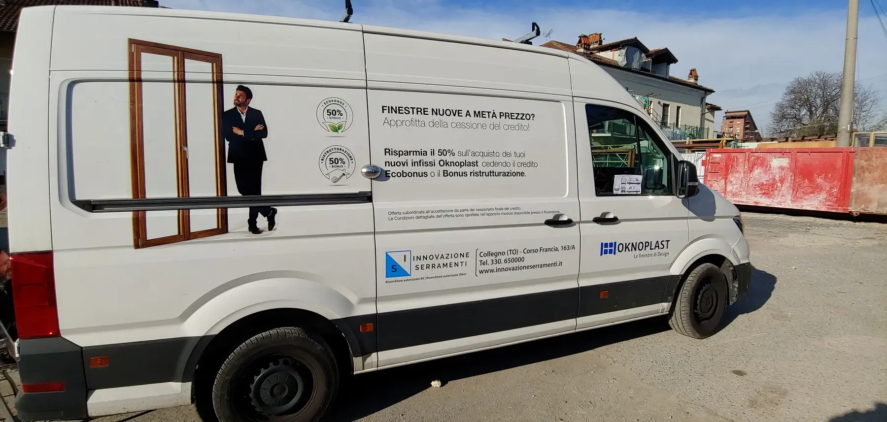 Furgone aziendale personalizzato con grafica adesiva coordinata