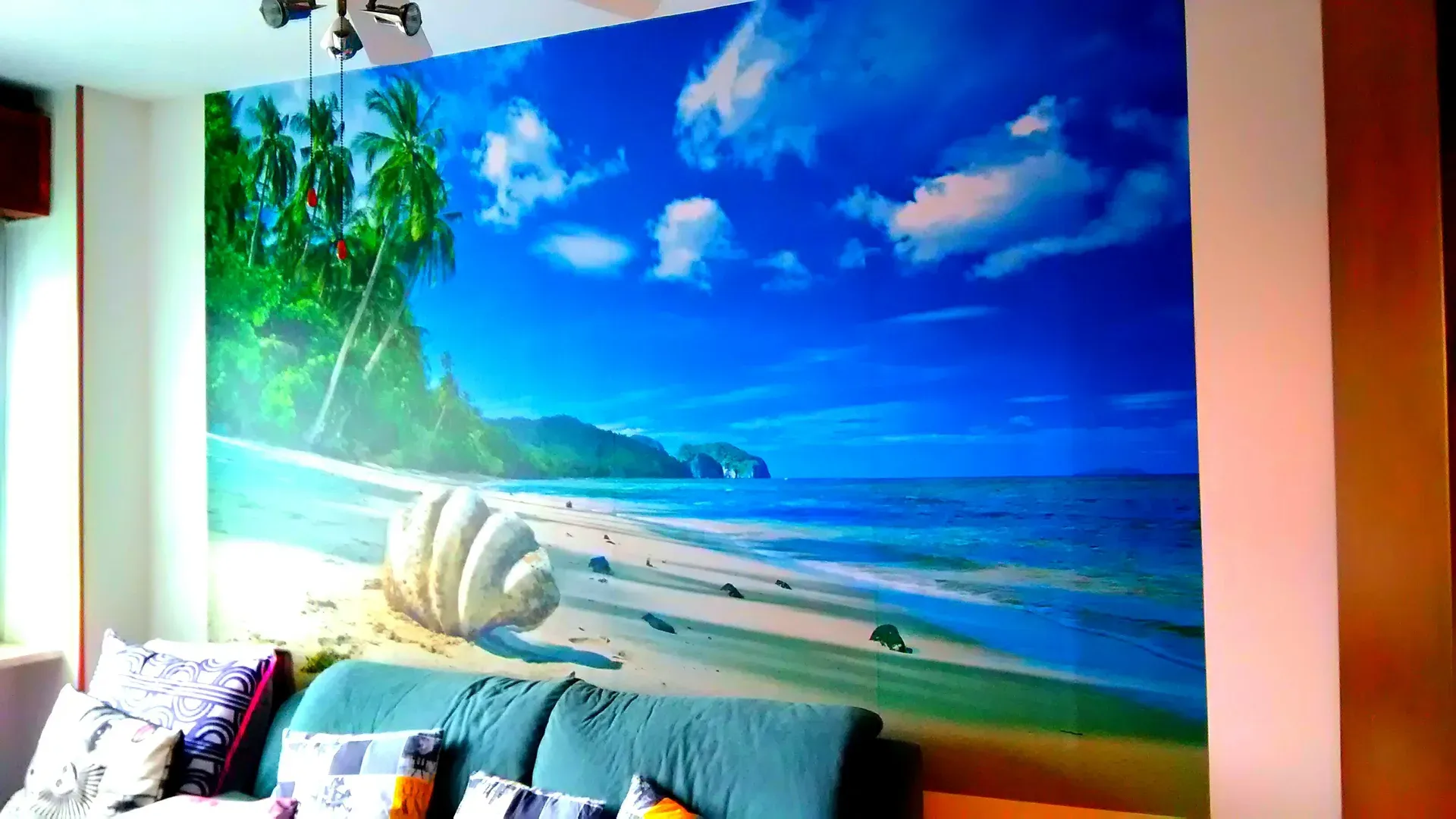 Gigantografia fotografica con paesaggio applicata a una parete interna