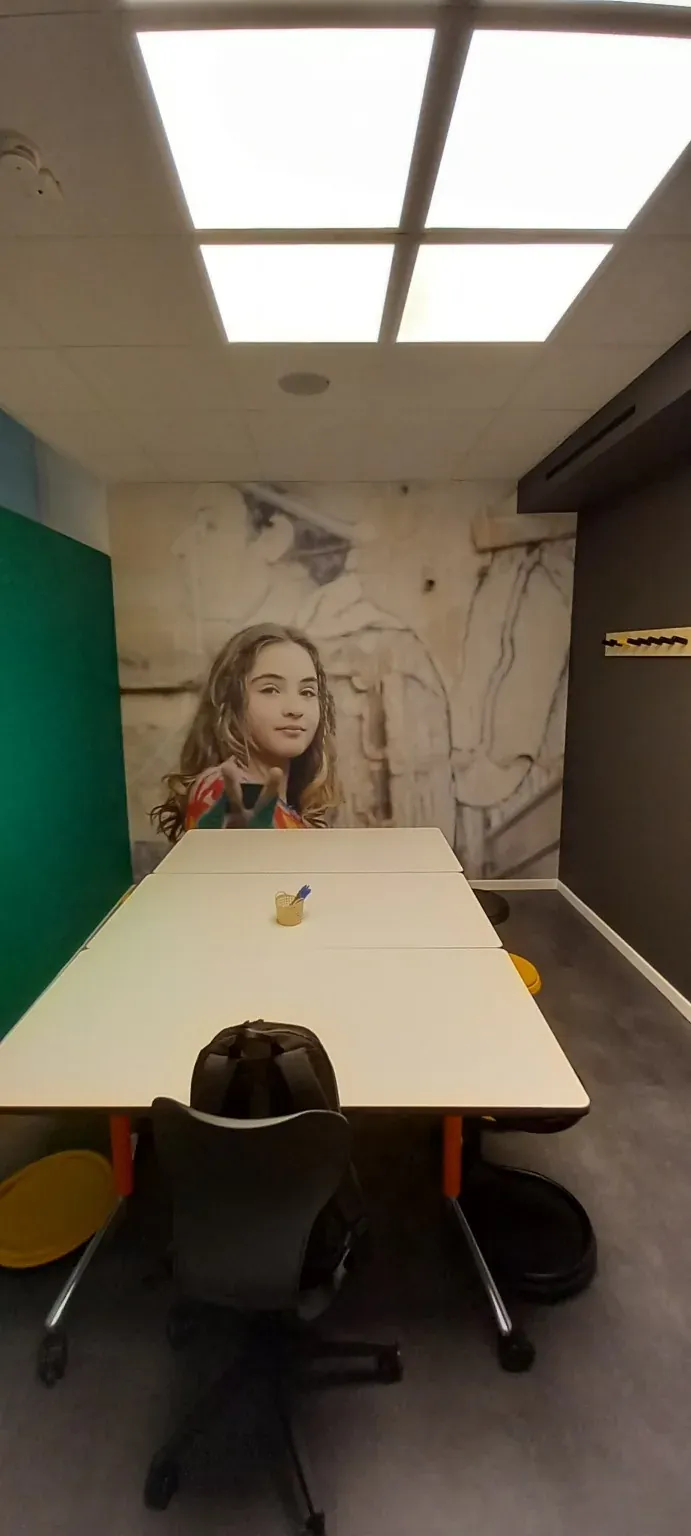 Gigantografia verticale applicata a parete in un’aula Kids&Us