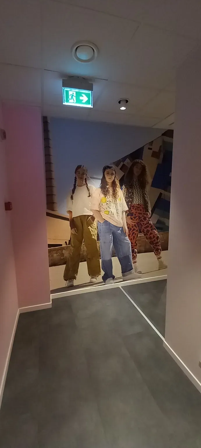 Gigantografia fotografica applicata a una parete degli spazi Kids&Us a Rivoli