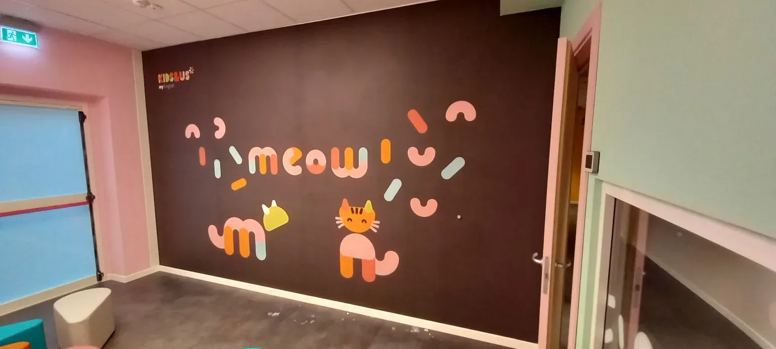 Grafica murale MEOW con illustrazione di un gatto negli interni Kids&Us