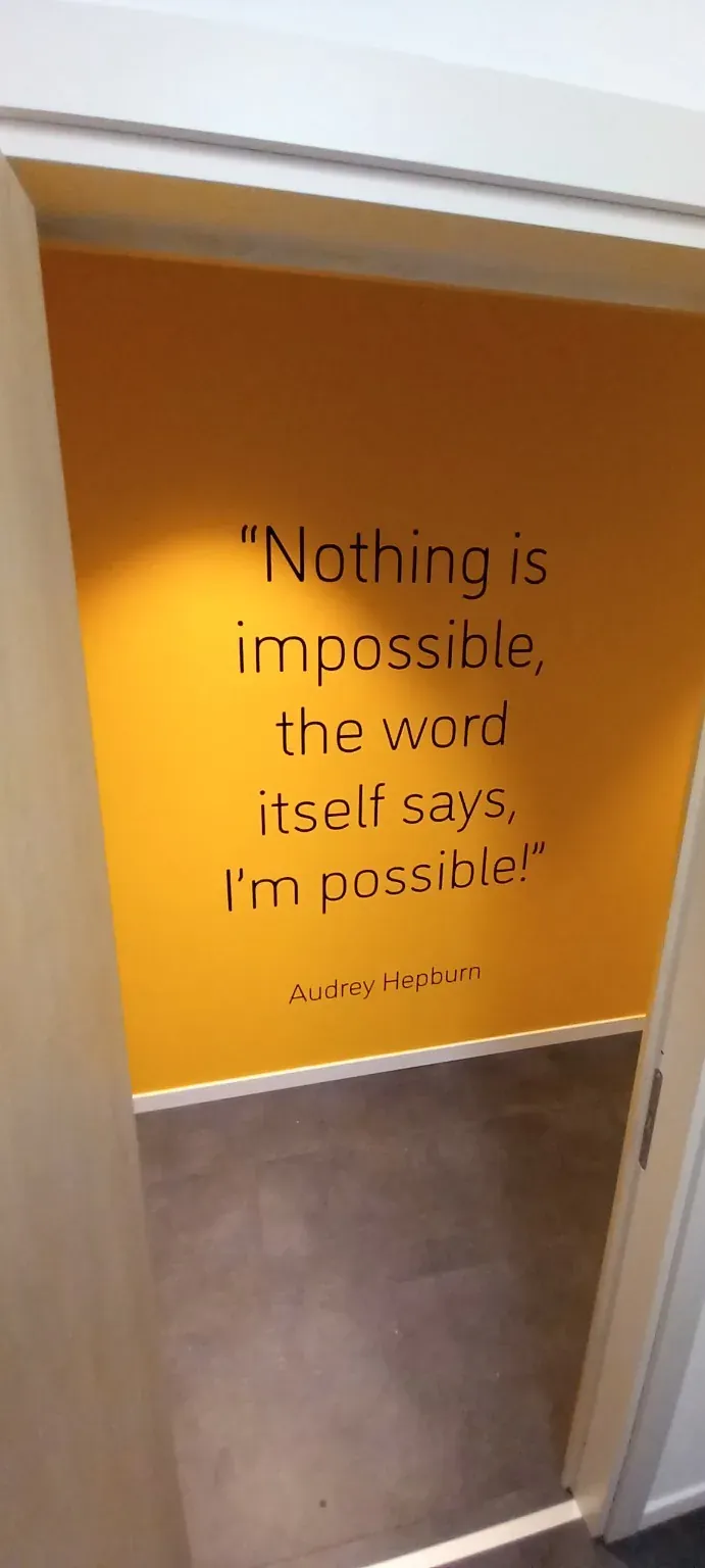 Citazione di Audrey Hepburn applicata a parete negli spazi Kids&Us