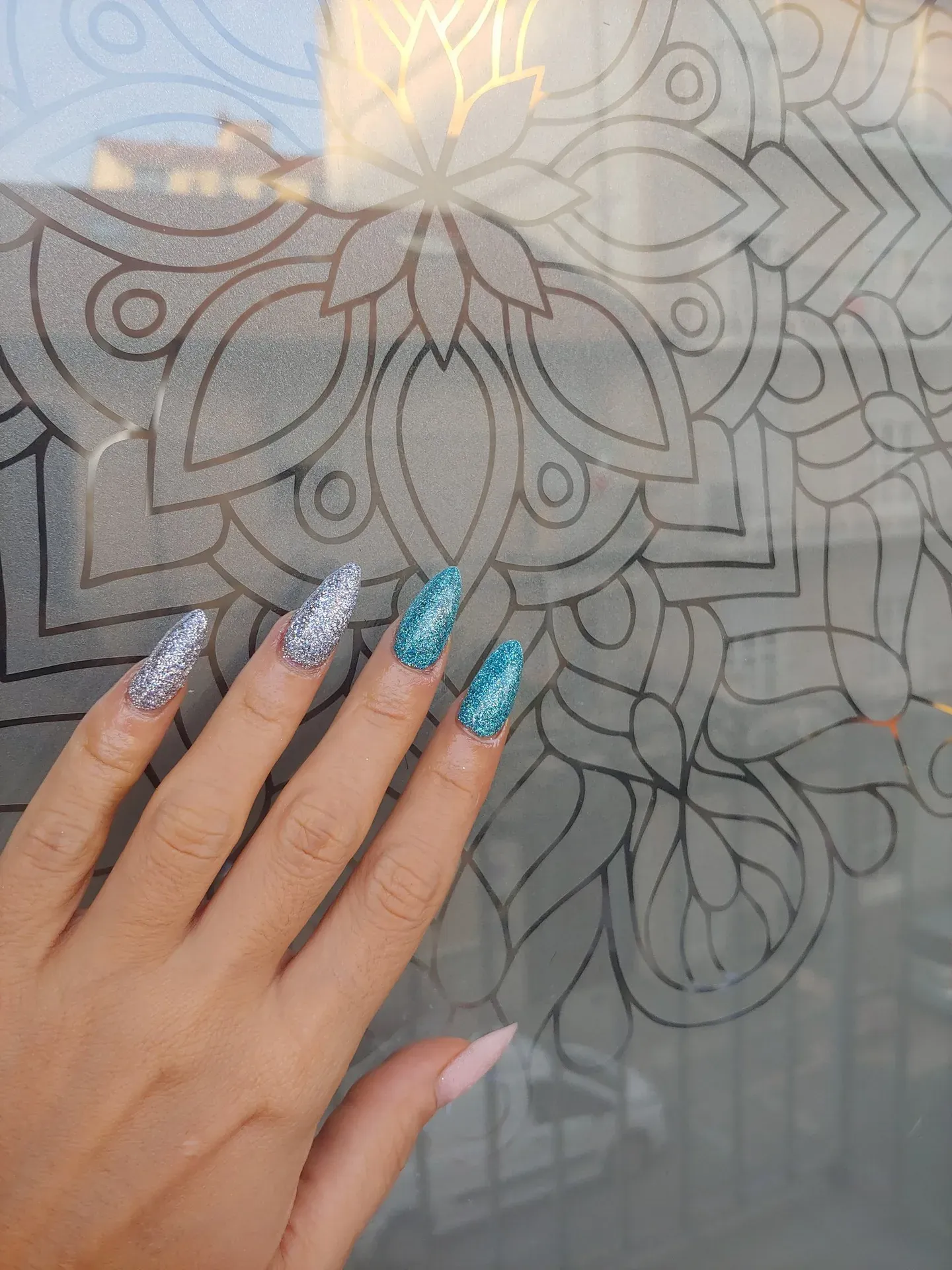 Pellicola decorativa applicata su vetrata con motivo mandala
