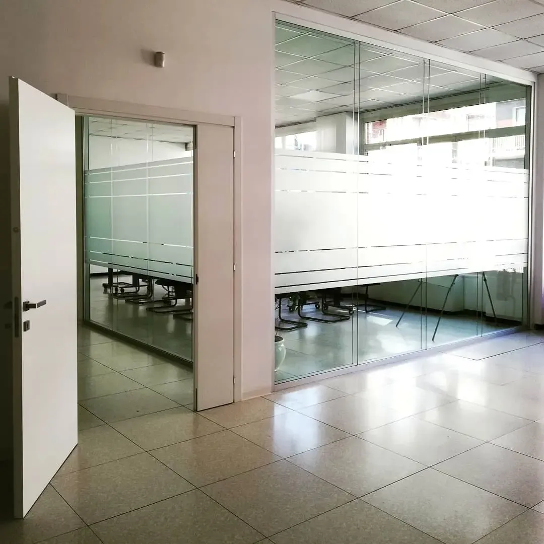 Fasce satinate applicate alle vetrate di una sala riunioni