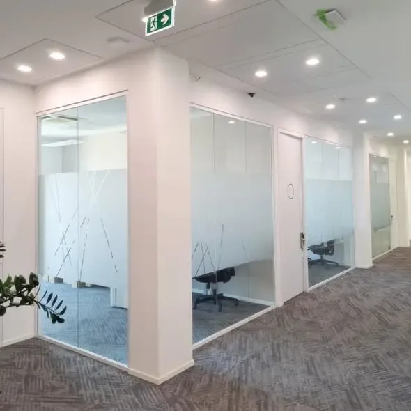 Serie di uffici con pellicole privacy satinate applicate alle vetrate