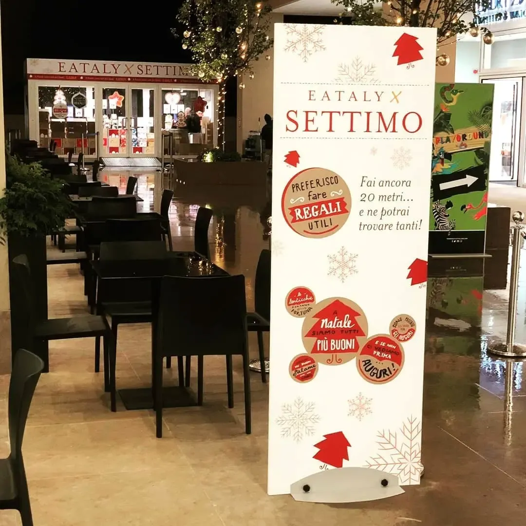 Totem promozionale personalizzato per un centro commerciale
