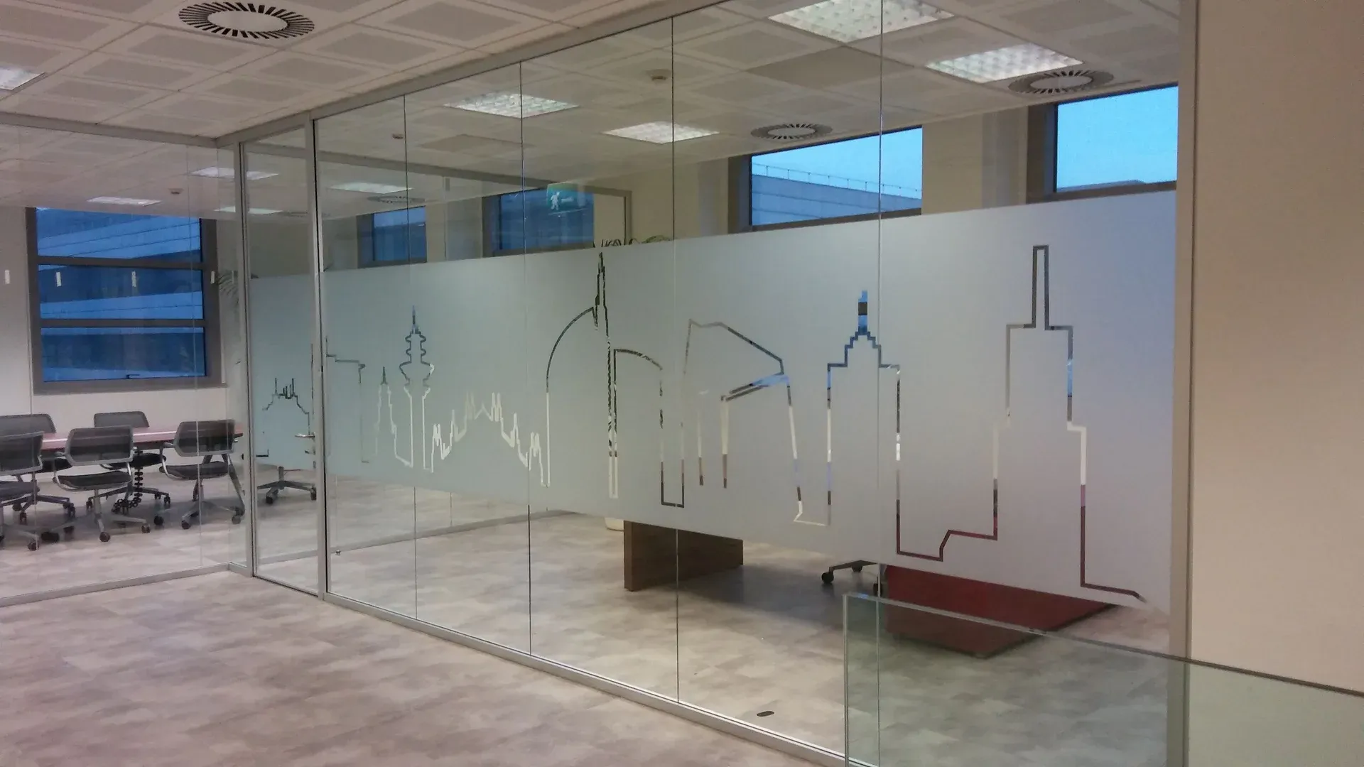 Parete vetrata satinata con decoro skyline applicato