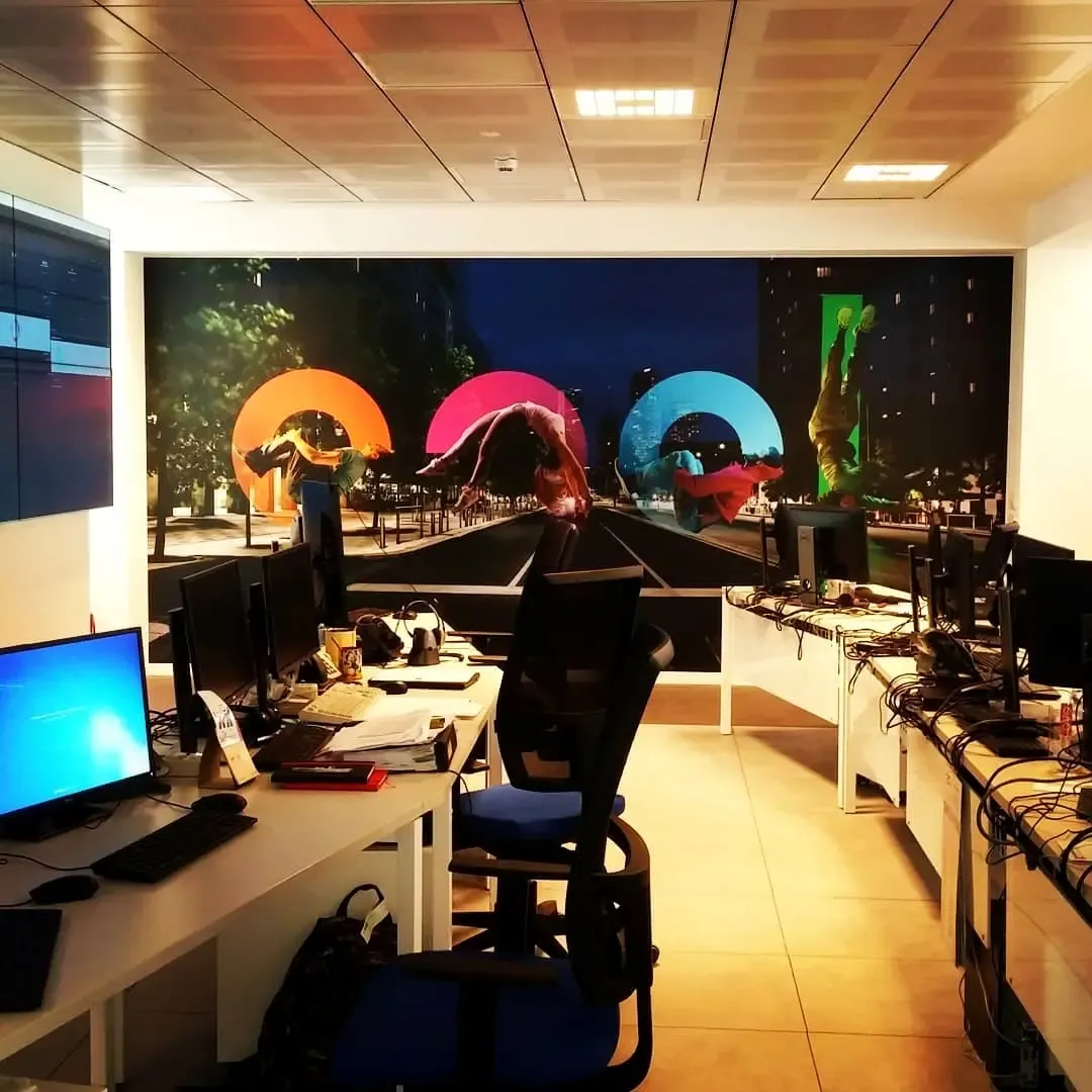 Wallpaper colorato personalizzato in un ambiente di lavoro